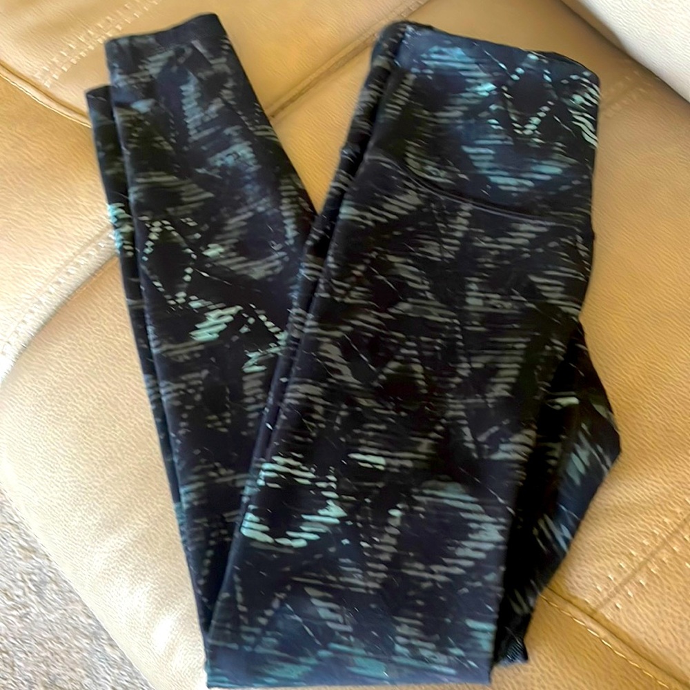 Great shape Old Navy Active leggings. Size medium.